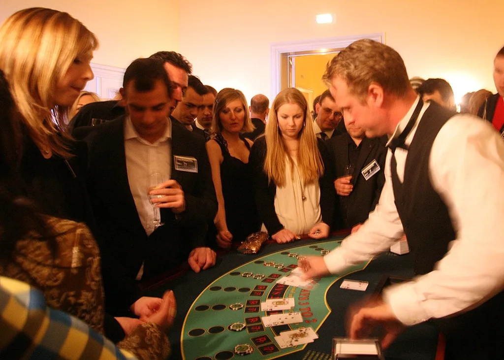 Gæster trænger sig om blackjackbordet