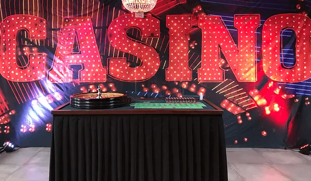 Roulettebord foran lysende CASINO-bogstaver