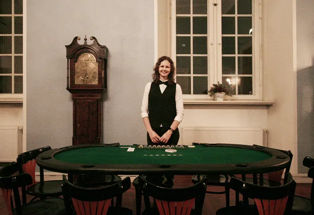 Dealer klar ved pokerbordet i en klassisk stue