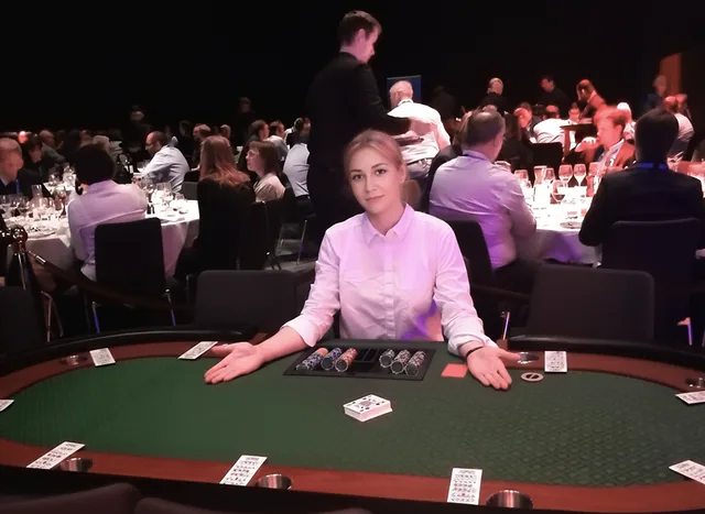 Dealer ved pokerbordet midt i en middagsfest