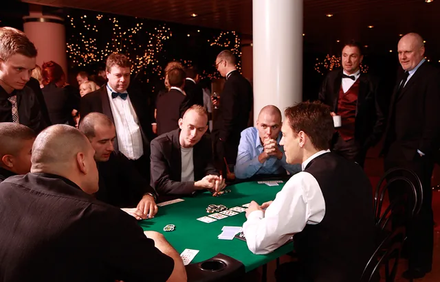 Dealer styrer pokerspillet ved en gallafest