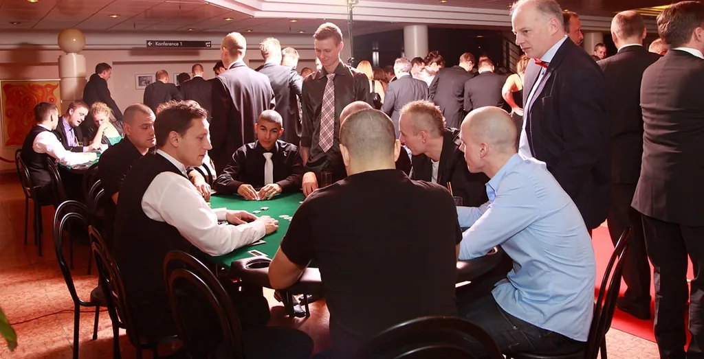 Gæster samlet om pokerbordet til firmafest