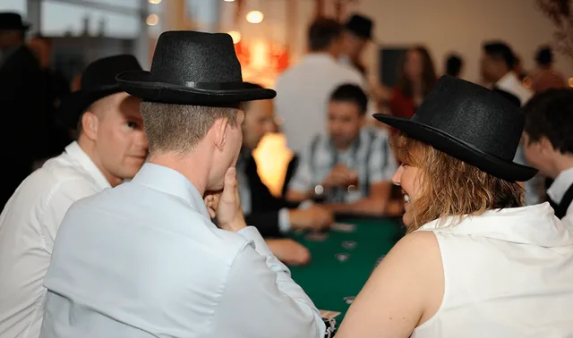 Gæster med hatte ved pokerbordet til temafest