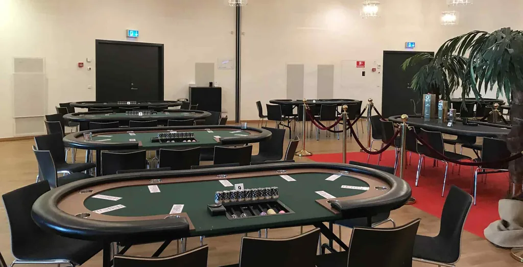 Pokerborde med jetoner klar før turneringen starter