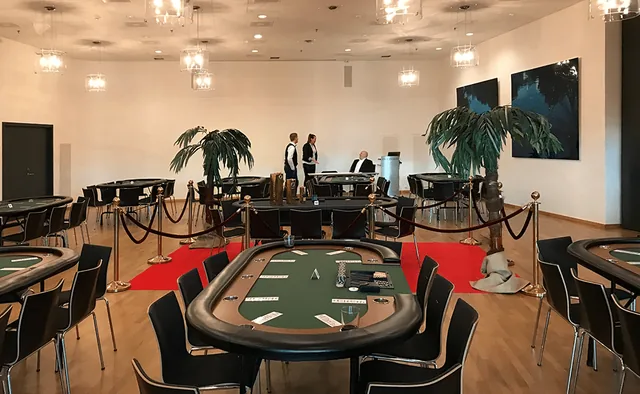 Pokerborde med rød løber i en lys festsal
