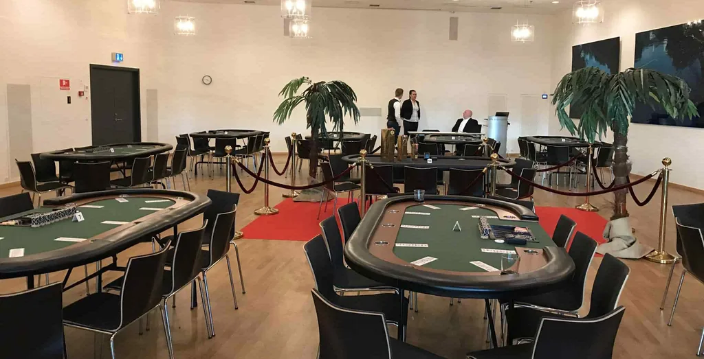 Sal med flere pokerborde klar til turnering