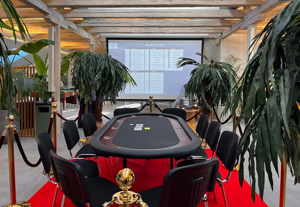 Pokerbord foran storskærm med bordplan
