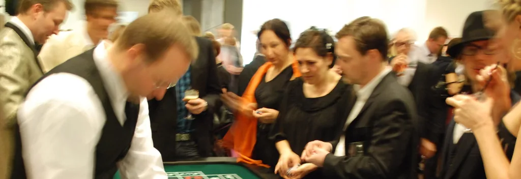 Gæster samlet om roulettebordet med dealer til en privat fest